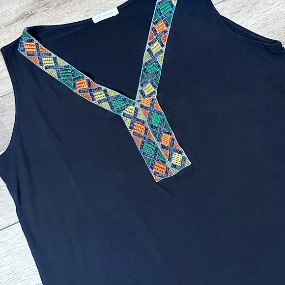 Pebble & Stone Embroidered Geometric V-Neck Tank Top - Picture 5 of 10